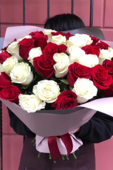 Букет из 51 розы микс красно-белые
