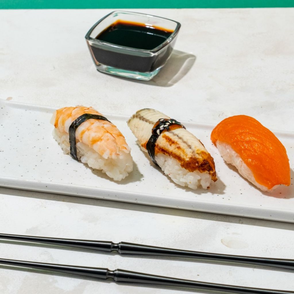 Суши с лососем