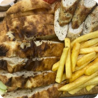 Гиро на тарелке с куриным люля