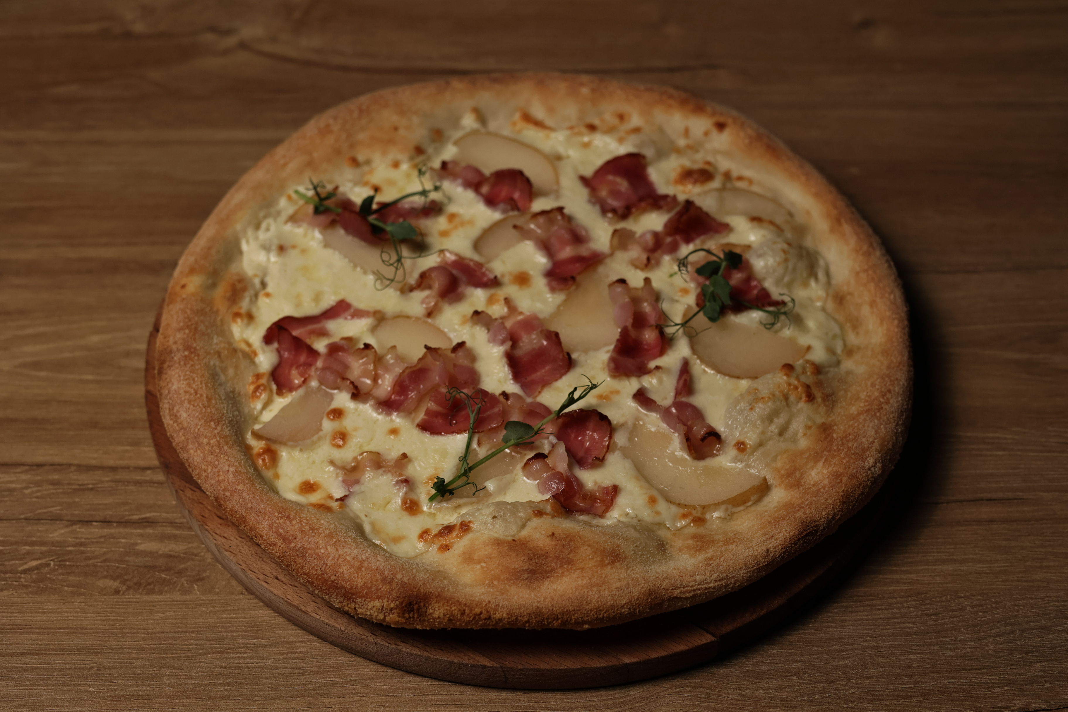 Пицца с грушей и беконом