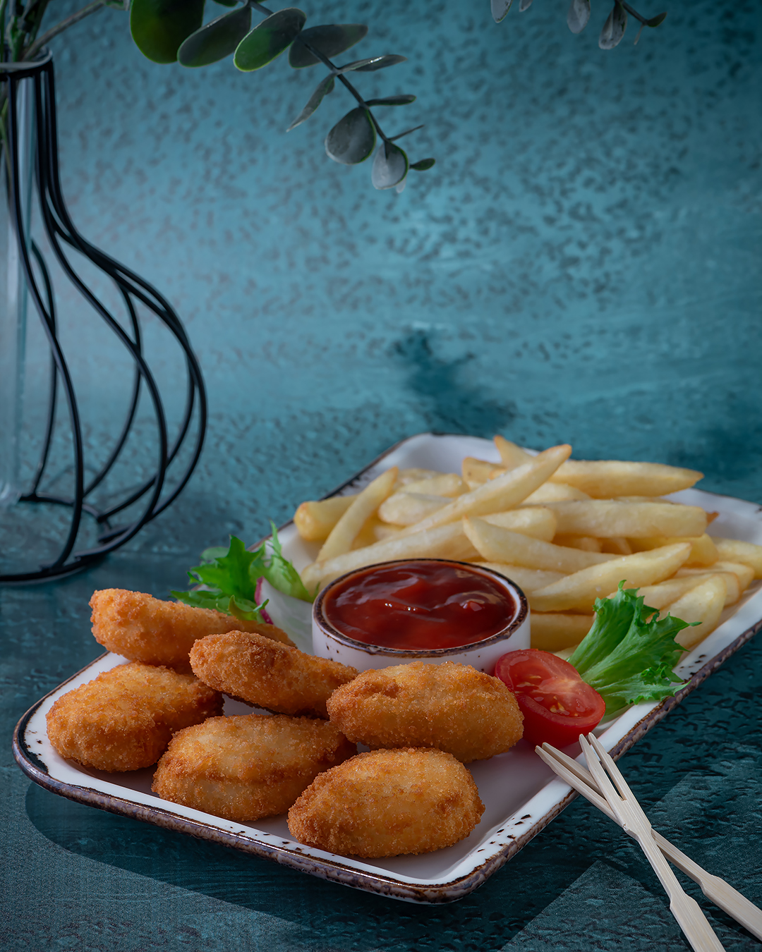 Наггетсы с картофелем фри и соусом на выбор