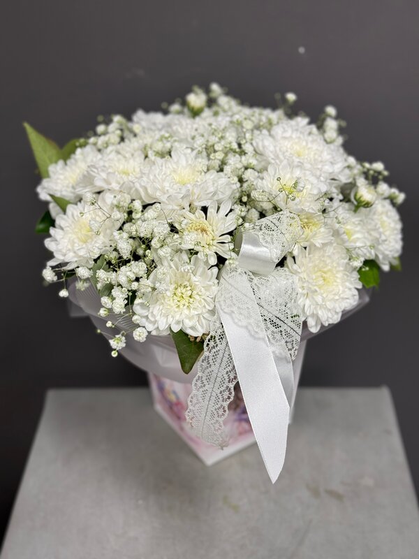 Коробка из 5 кустовых хризантем с гипсофилой и рускусом