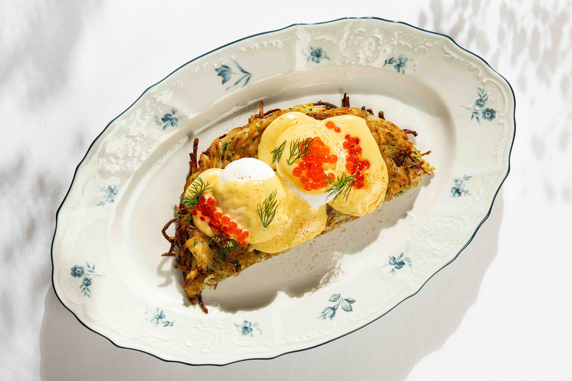 Драник с красной икрой, яйцом и голландским соусом