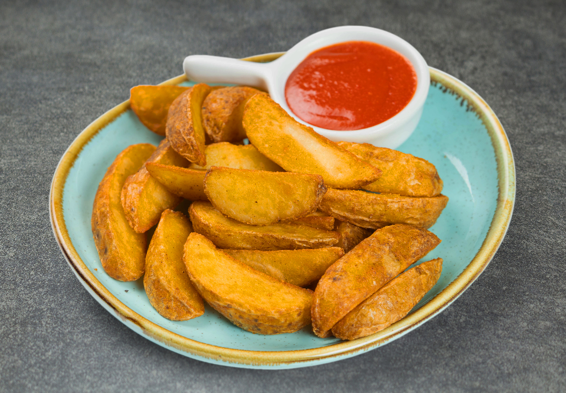 Картофельные дольки с кетчупом