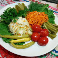 Тарелка с разносолами