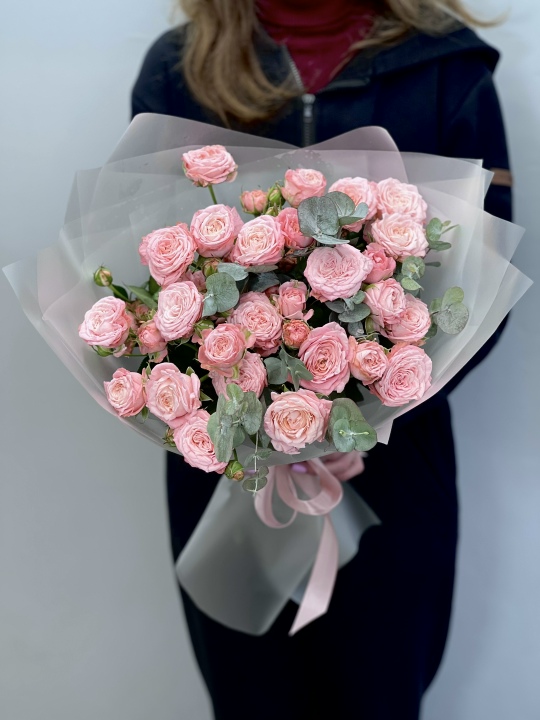 Пионовидные розы с эвкалиптом