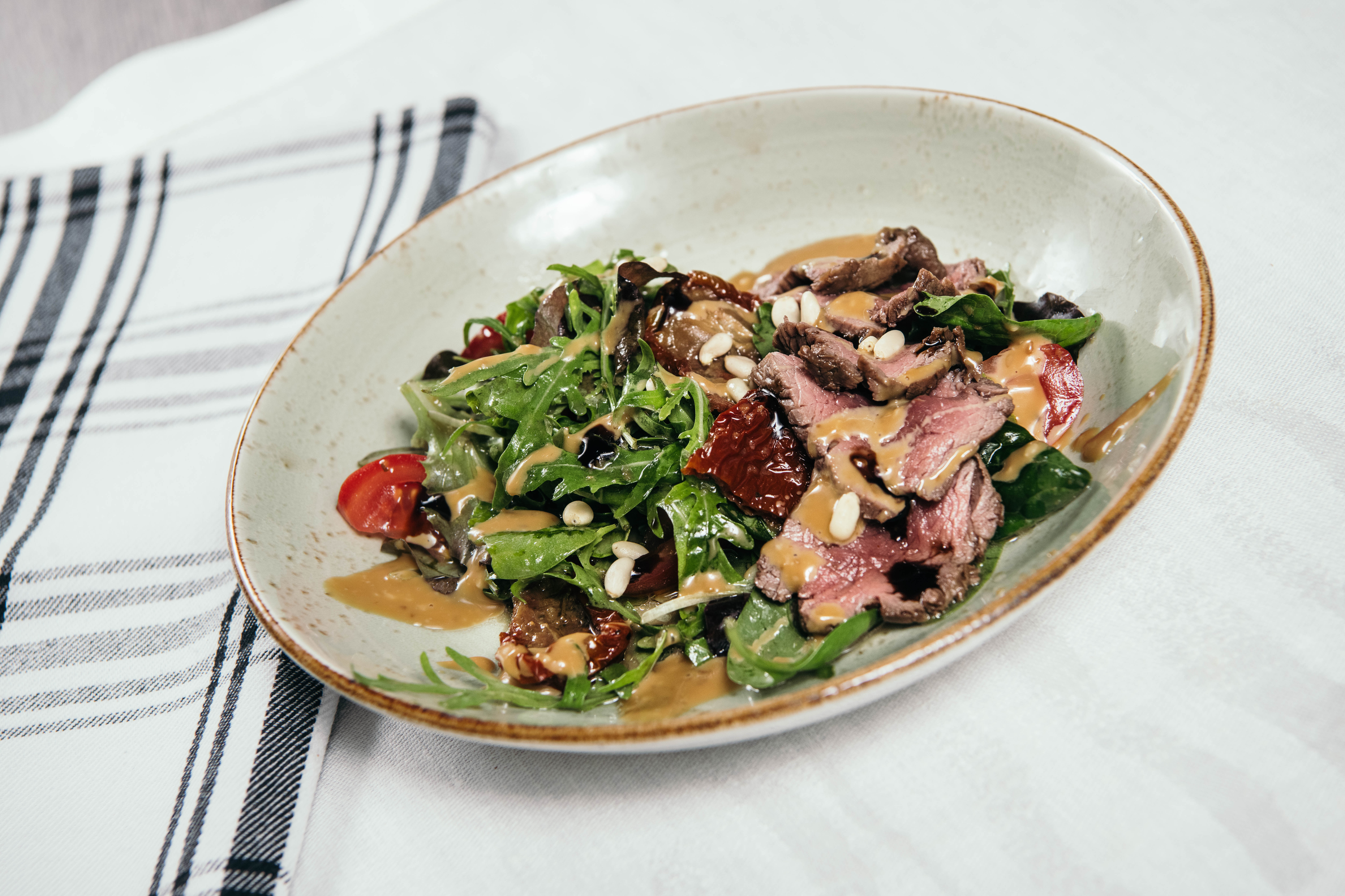 Салат с ростбифом и вялеными томатами