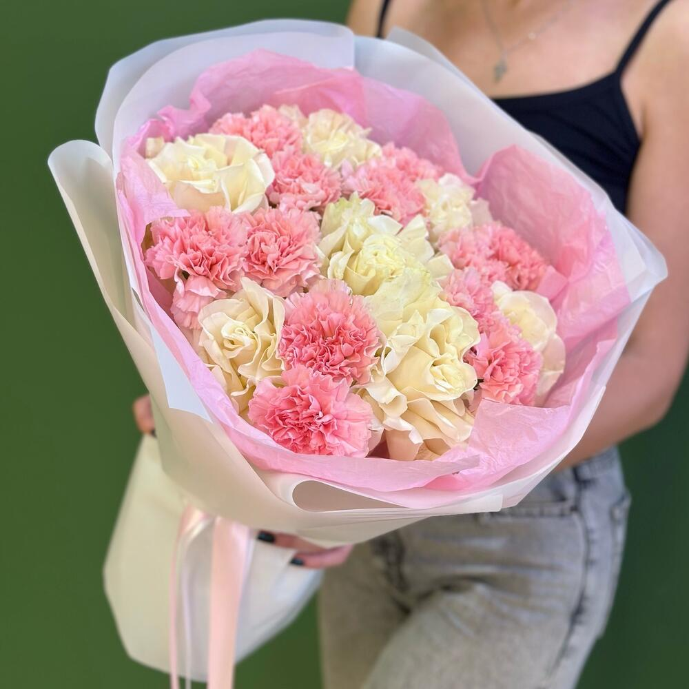 Букет с французскими розами и розовыми гвоздиками