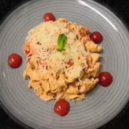 Паста с помидорами и курицей