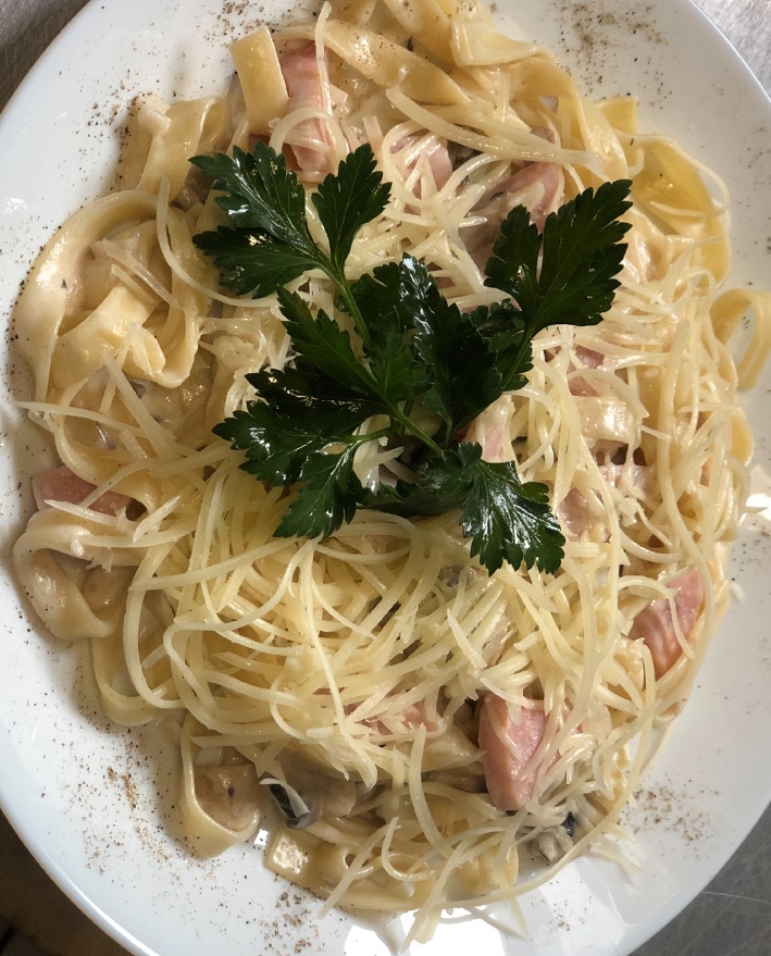 Паста с ветчиной и грибами