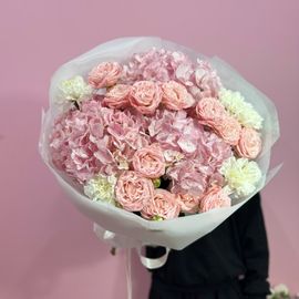 Гортензии с кустовыми розами и диантусами