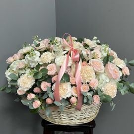 Большая корзина из пионовидных роз, гортензий с диантусами и эвкалиптом