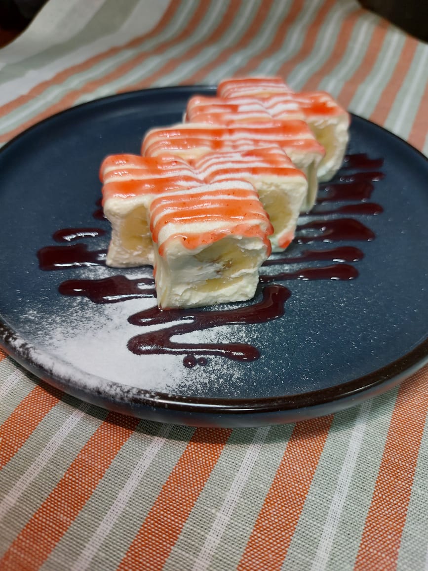 Сладкий ролл ванильный с клубничным топингом