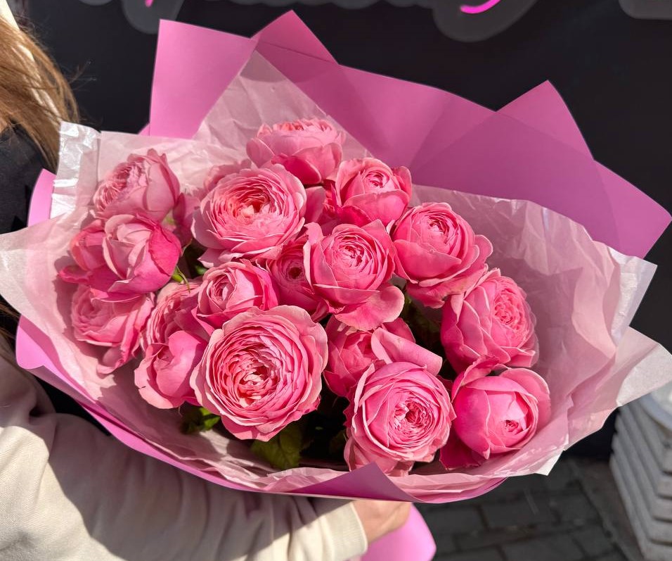 Монобукет из пионовидных кустовых роз