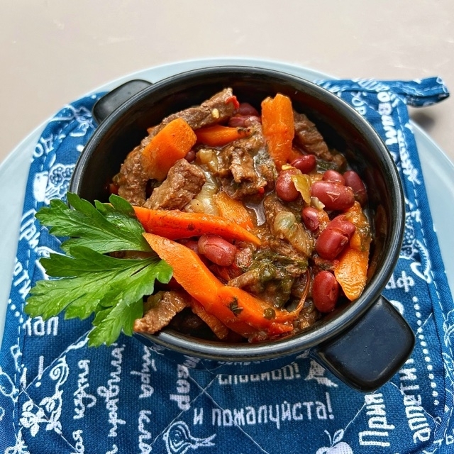 Томленная говядина с овощами и фасолью