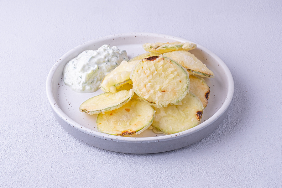 Хрустящие кабачки с соусом дзадзыки