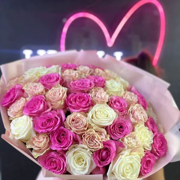 Букет из 51 нежно-розовых и белых роз в стильной упаковке