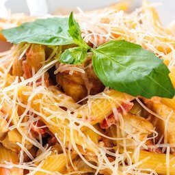 Пенне с курицей в розовом соусе