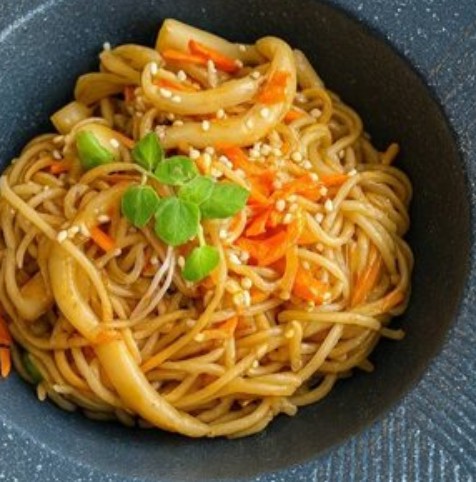 Жареная лапша с кальмаром и овощами