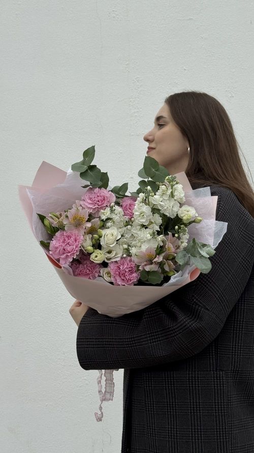 Из диантусов, альстромерий и маттоилы