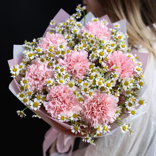 Букет из ромашек и диантусов 