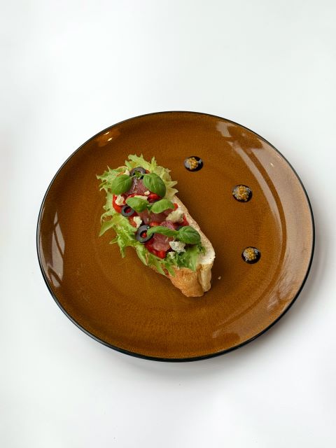 Брускетта с грушей конфи