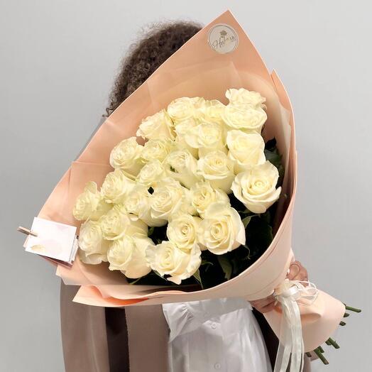 Букет из премиальных белых роз 25 штук