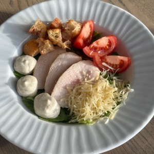 Салат Цезарь с курицей