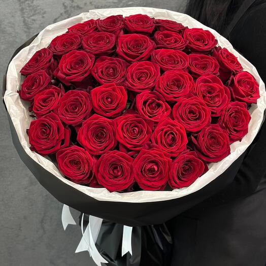 Ароматные розы сочные, красные 