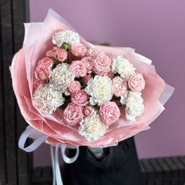 Пионовидные кустовые розы с диантусами