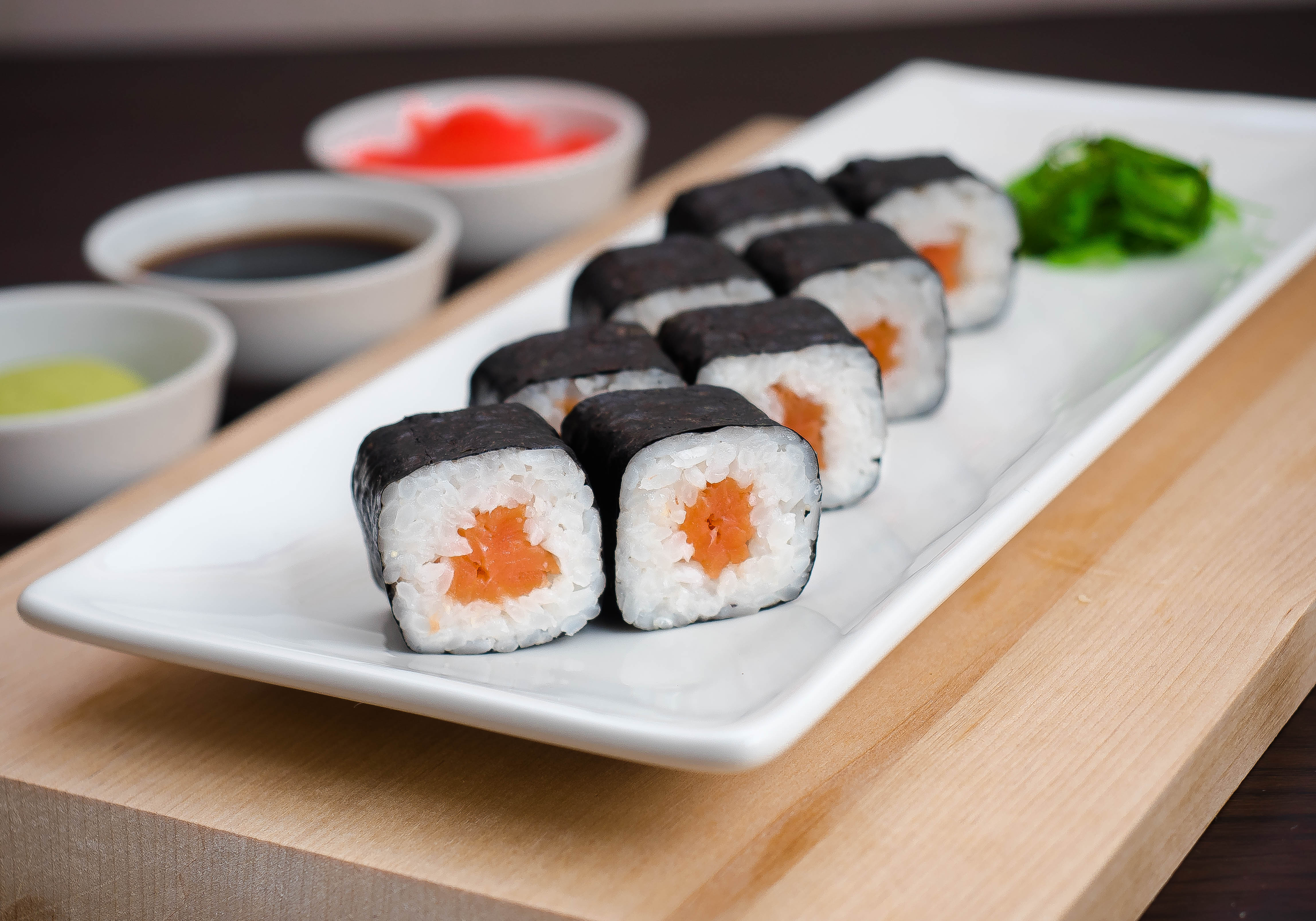 Ролл с лососем