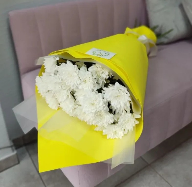 7 хризантем в упаковке