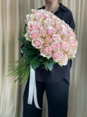 Букет из 51 нежной розы 60см