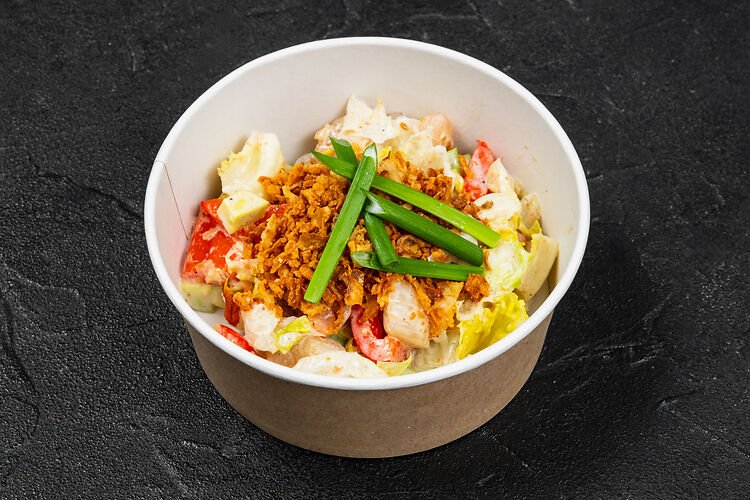 Теплый салат с креветками и гребешками в ореховом соусе