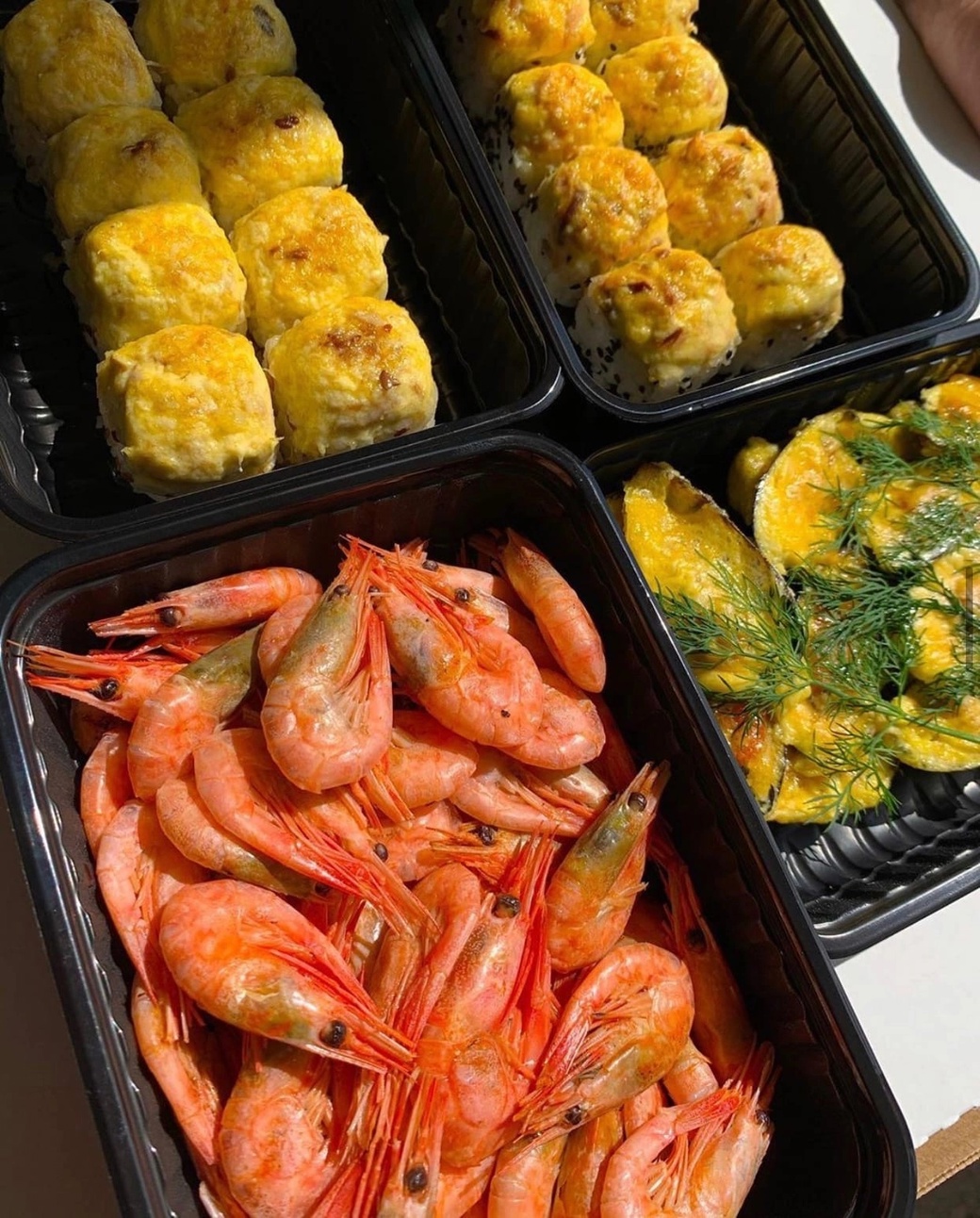 Набор из роллов и морепродуктов