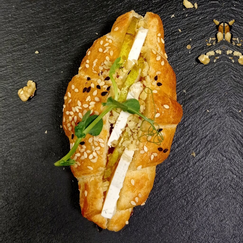 Сендвич-круассан с сыром Бри