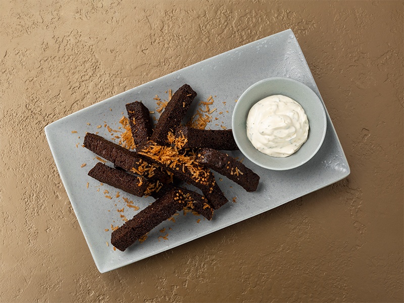 Жареные ржаные гренки с пармезаном с соусом тартар