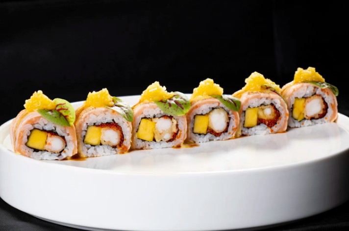 Ролл Татаки с Лососем и манго