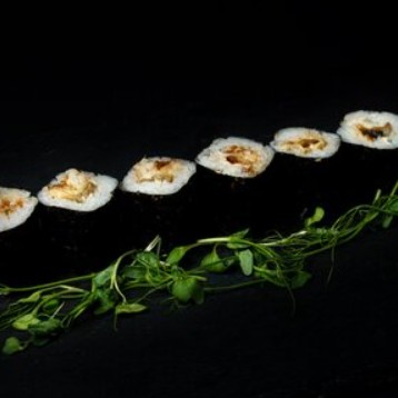 Маки с угрем