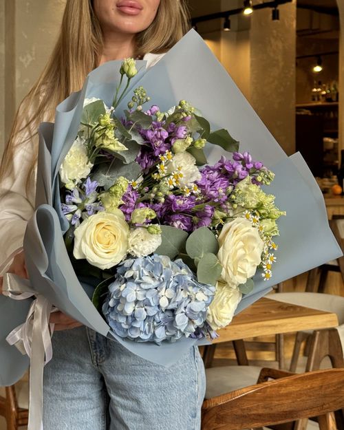 Из роз, гортензий, диантусов и эвкалипта