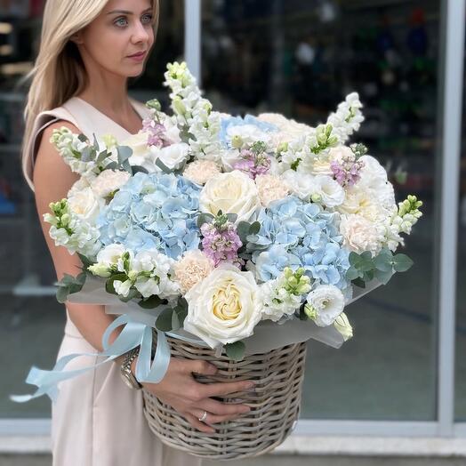 Корзина с цветами маттиола гортензии эустома