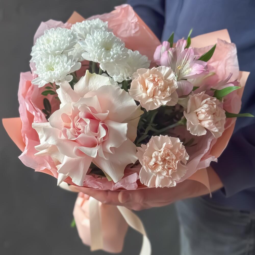 Нежный букет с французской розой, диантусами, хризантемой и альстромерией