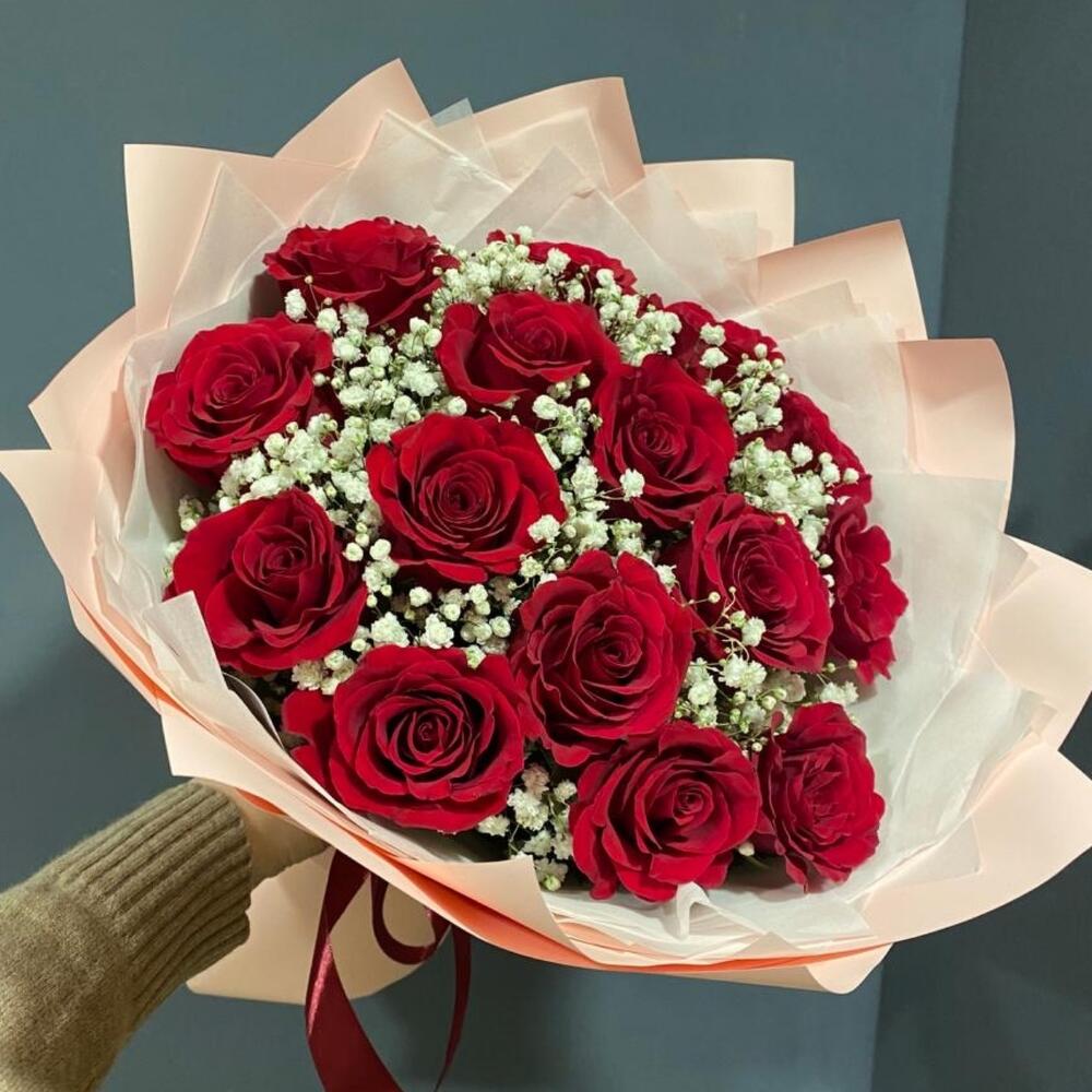 Букет из красных роз и гипсофилы
