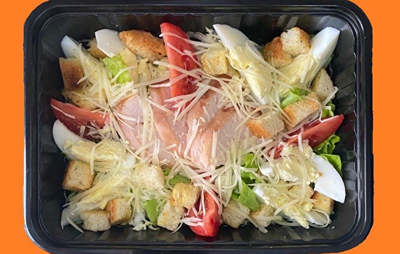 Салат Цезарь с копченой курицей