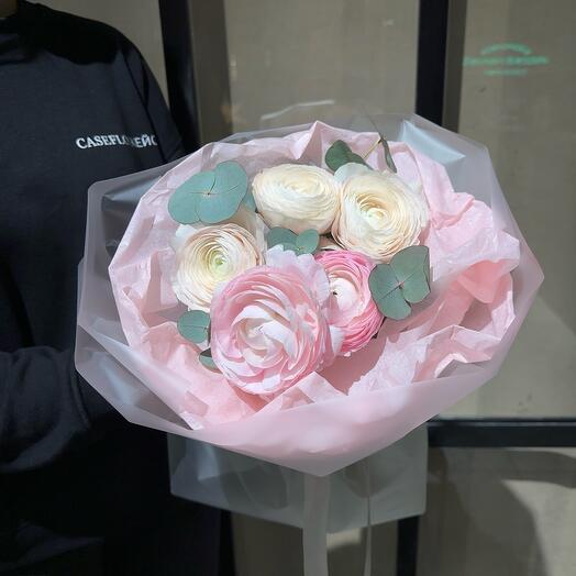 Ранункулюсы с эвкалиптом