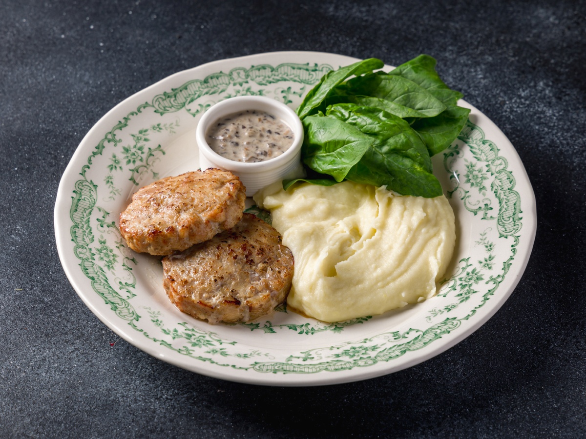 Куриные котлеты с пюре и грибным соусом
