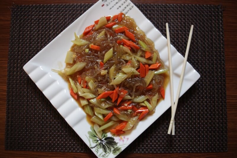 Жареный сельдерей с фунчозой