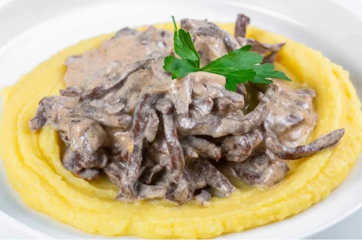 Мясо по-строгановски