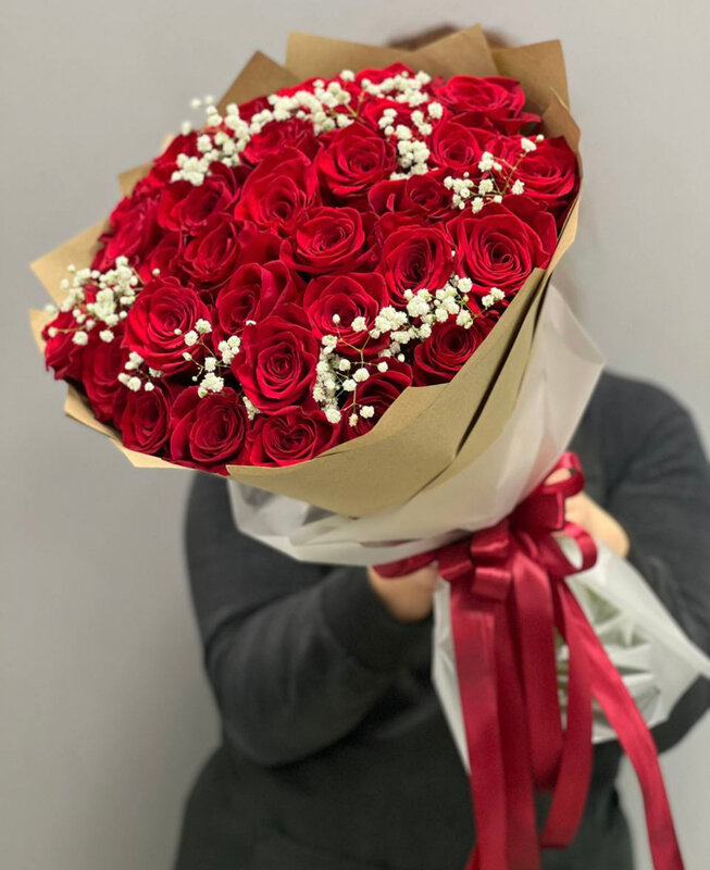 Букет из 35 красных голландских роз и гипсофилы в крафте