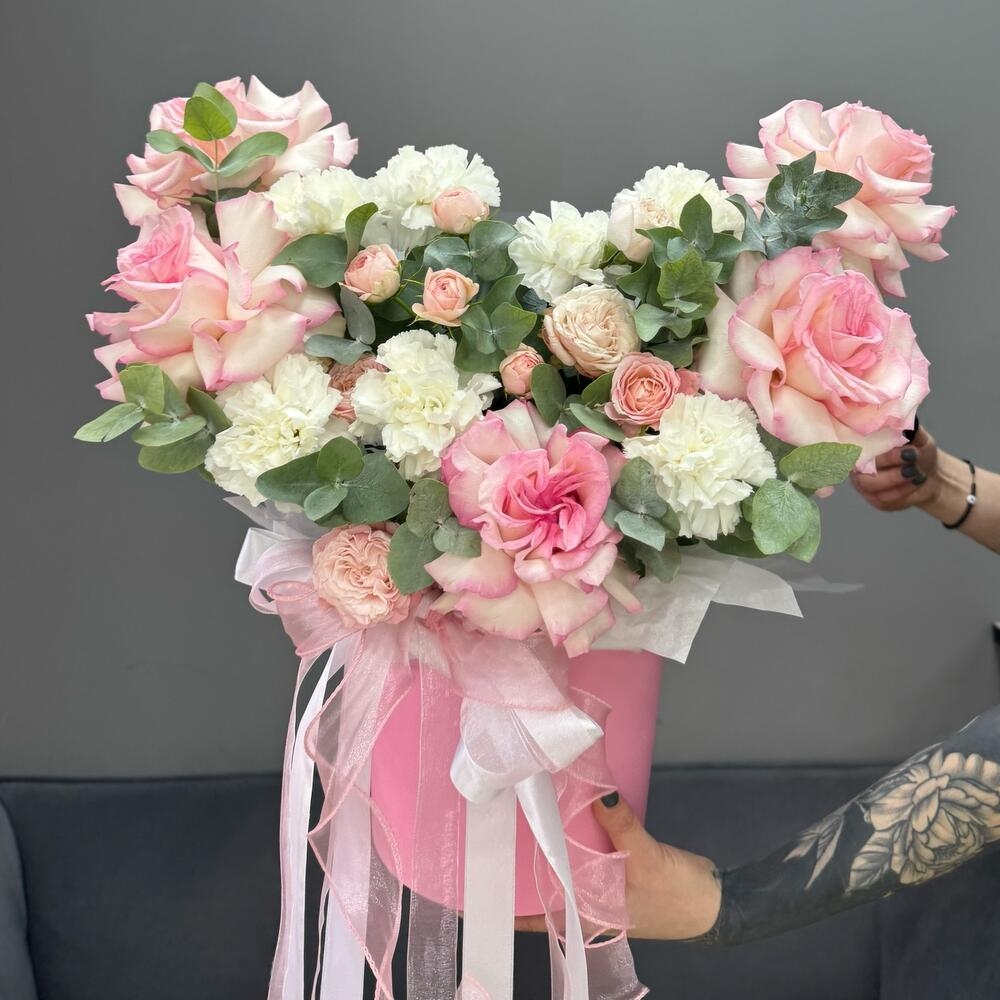 Стильная шляпная коробочка с кустовыми розами